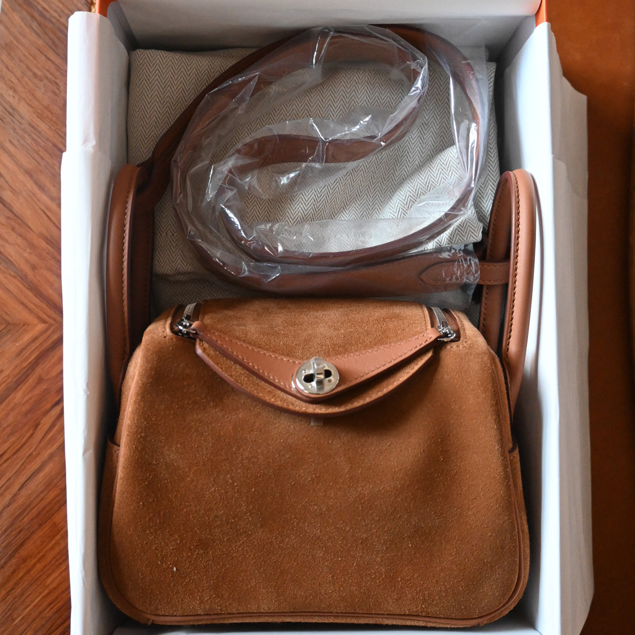 Hermès Lindy 20cm Gold Grizzly/Swift PHW