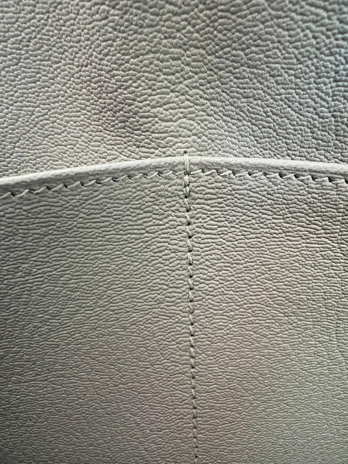 Front pocket centre stitching