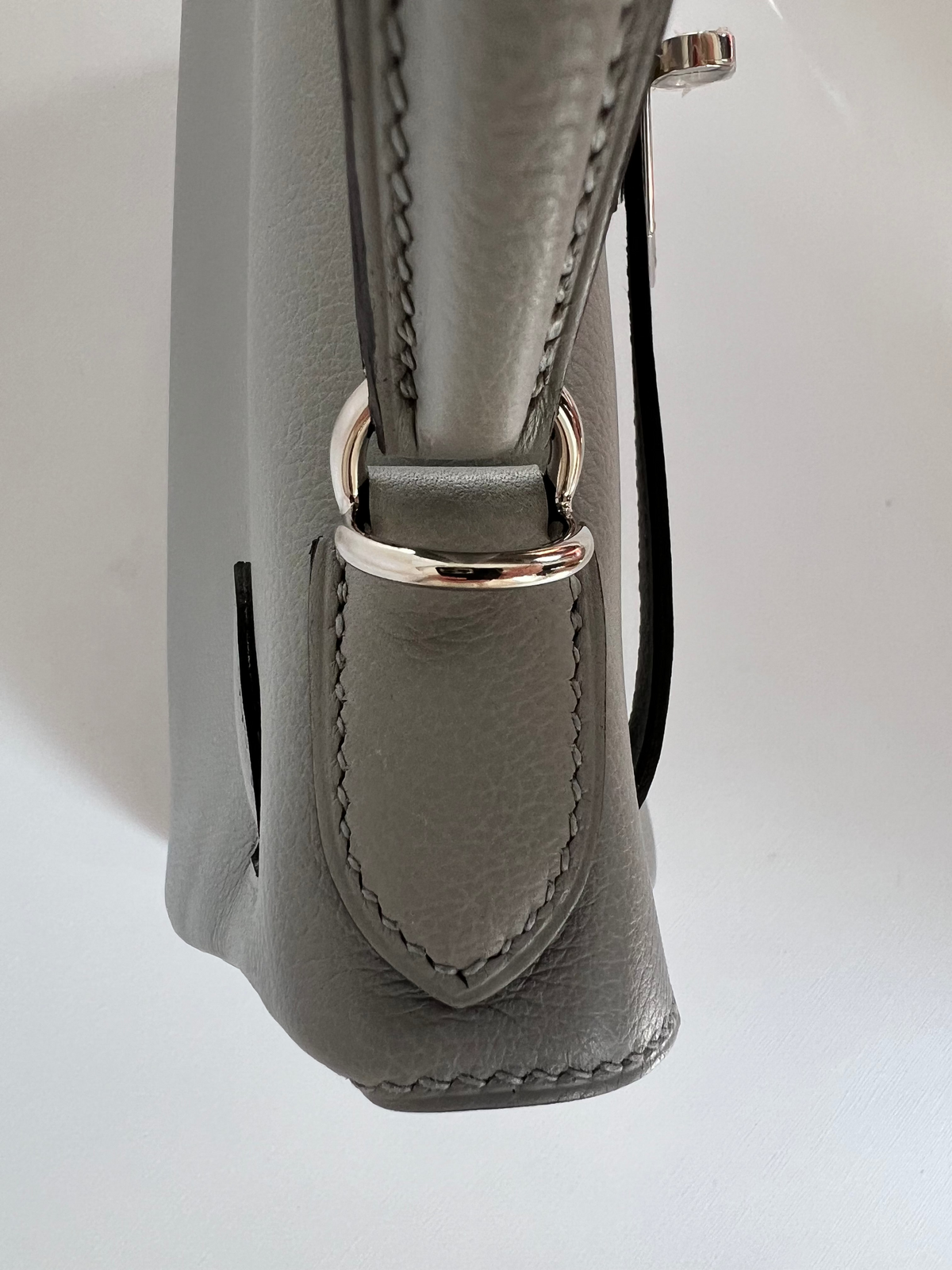 Handle and D-ring right stitching